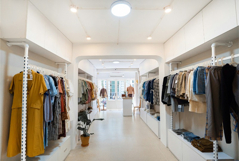 Tienda de ropa moderna y amplia