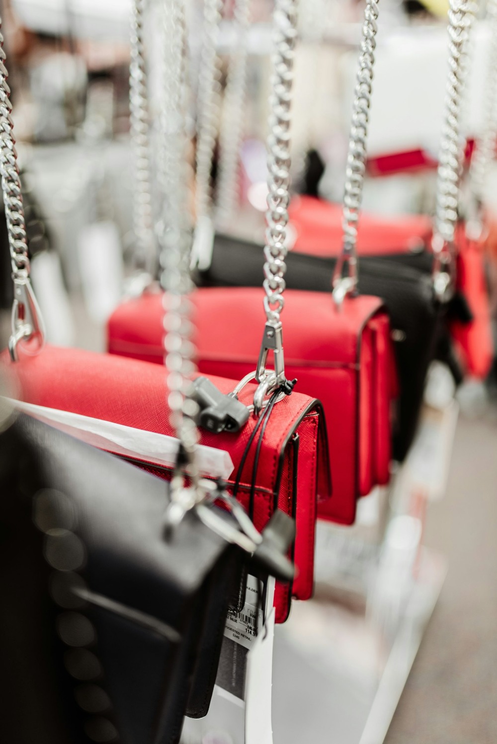 Bolsos de mano colgados juntos