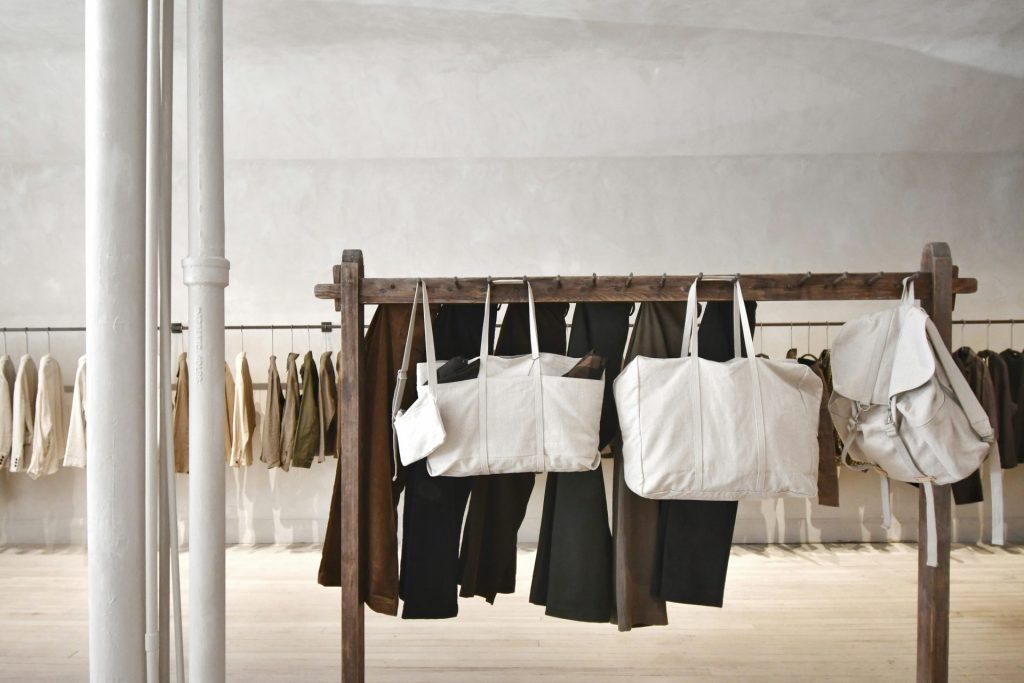 Ropa y bolsas en percheros