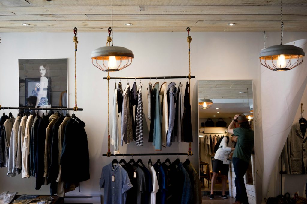 Tienda de ropa moderna interior